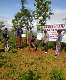 BUPATI GUNUNGKIDUL HADIRI GERAKAN TANAM KELAPA DAN NANGKA